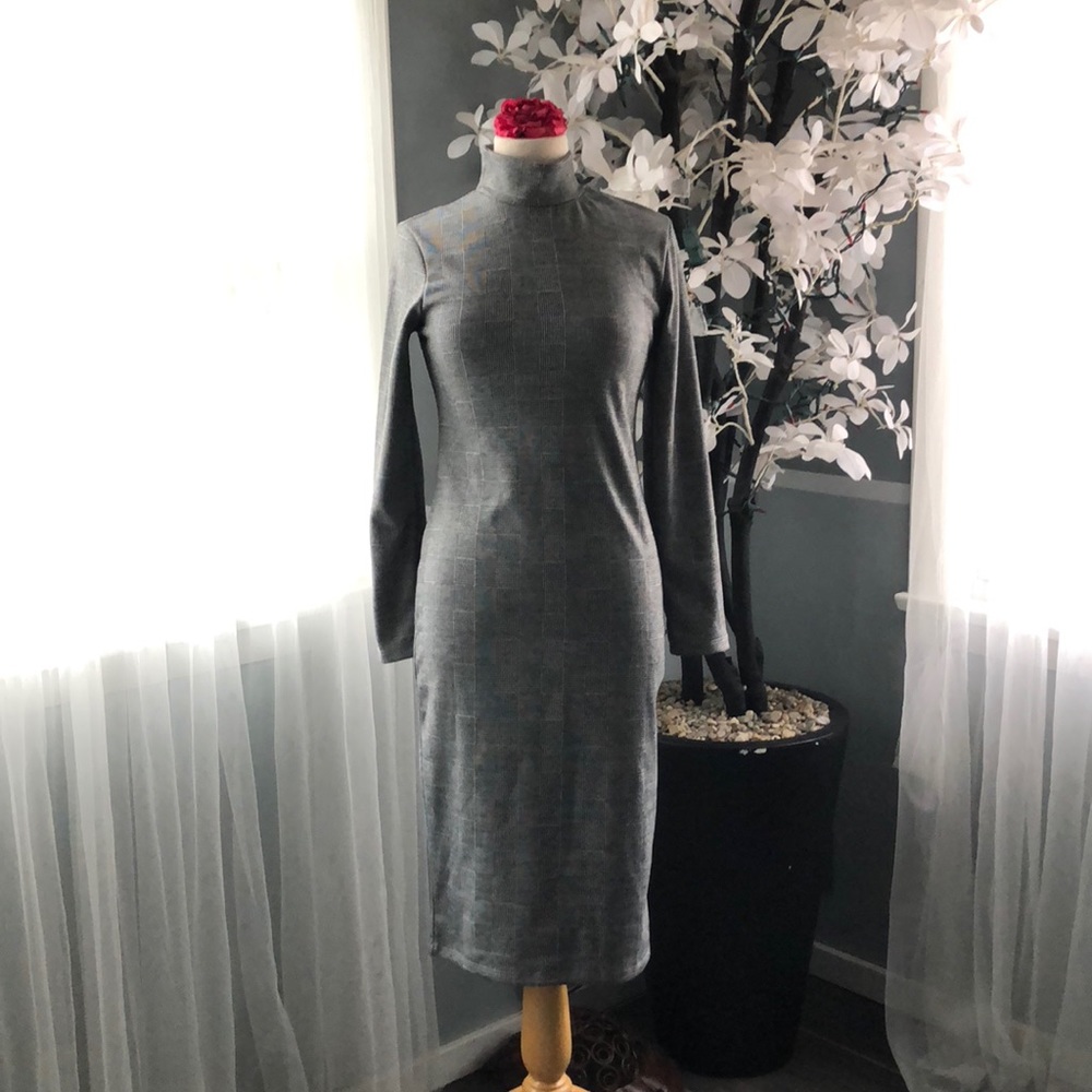 Busem Black and white dress with long sleeves